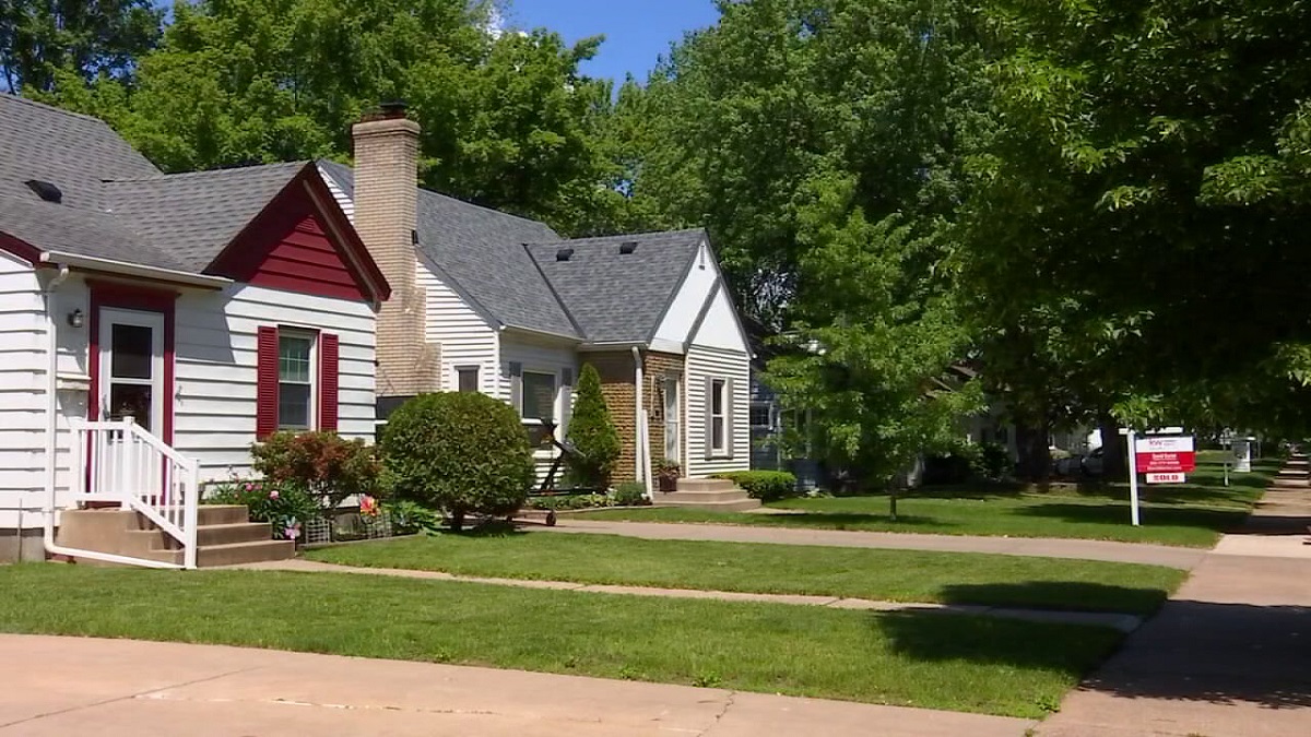 US pending home sales sink near 12-year low as rates top 7%: Report — FOX 9, Chaska Real Estate news