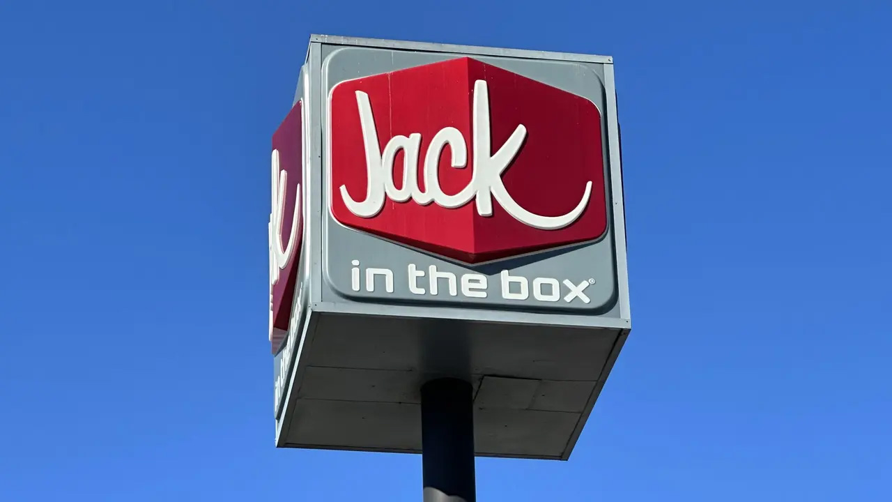 Scalding hot coffee thrown into fast-food manager’s face by angry customer, DA says — Chaska Dining news
